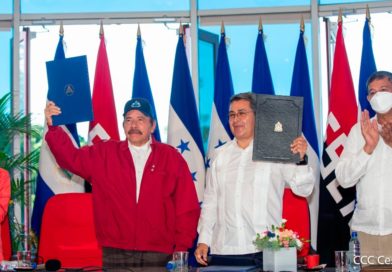 Presidente de Nicaragua, Daniel Ortega y el Presidente de Honduras, Juan Orlando Hernández luego de firmar un acuerdo fronterizo en el área de El Golfo de Fonseca y el Caribe.