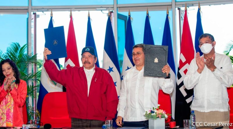 Presidente de Nicaragua, Daniel Ortega y el Presidente de Honduras, Juan Orlando Hernández luego de firmar un acuerdo fronterizo en el área de El Golfo de Fonseca y el Caribe.