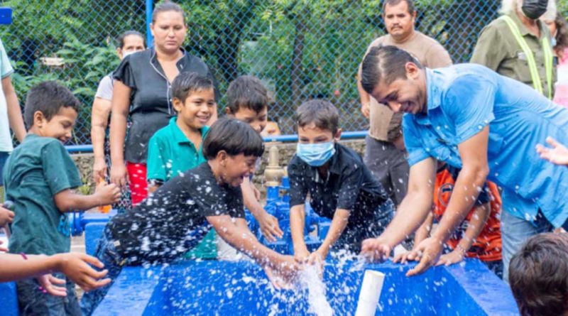 Familias de Apastepe junto a autoridades del FISE durante la inauguración del proyecto de agua y saneamiento