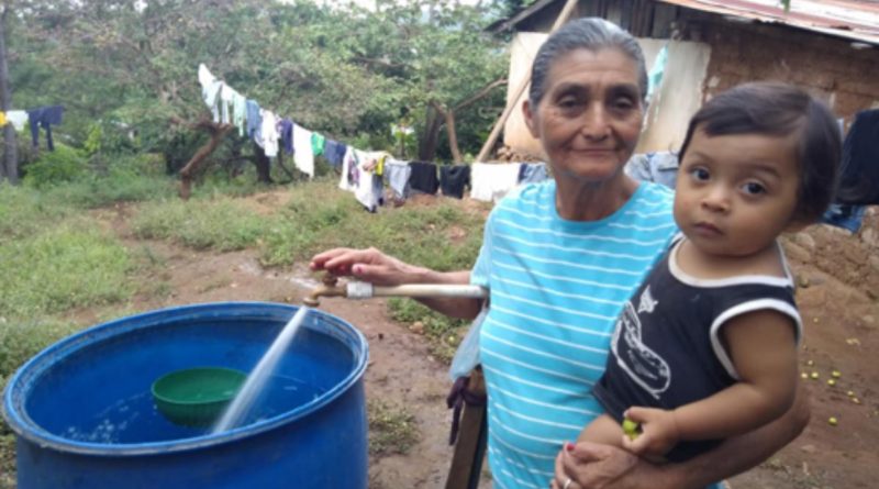 Pobladores de San José de Cusmapa haciendo uso del servicio de agua potable