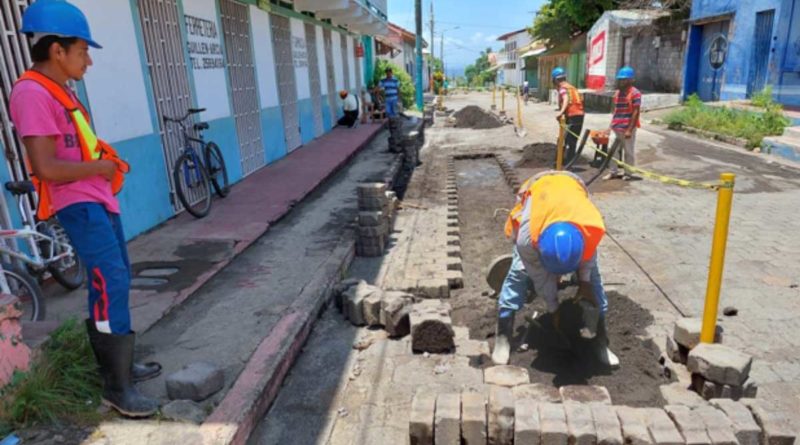 Trabajadores de ENACAL durante las labores realizadas en Moyogalpa