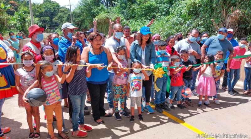 La alcaldesa de Managua, compañera Reyna Rueda en la inauguración del proyecto junto a la población de la Comarca San José de Las Cañadas.
