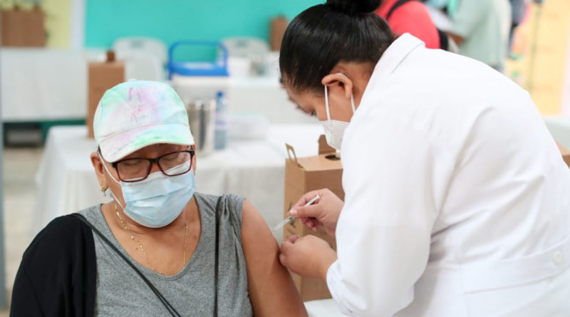 Personal médico del Ministerio de Salud aplica vacuna contra el Covid-19 en Managua