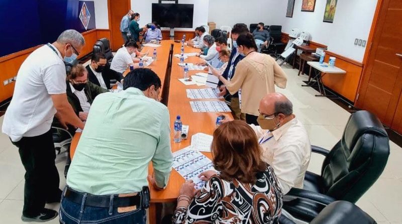 Consejo Supremo Electoral junto a los representantes legales de los Partidos y las Alianzas de Partidos Políticos, revisando y validando la Boleta Electoral