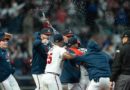 Jugadores de los Bravos de Atlanta celebra su victoria ante Los Dodgers.