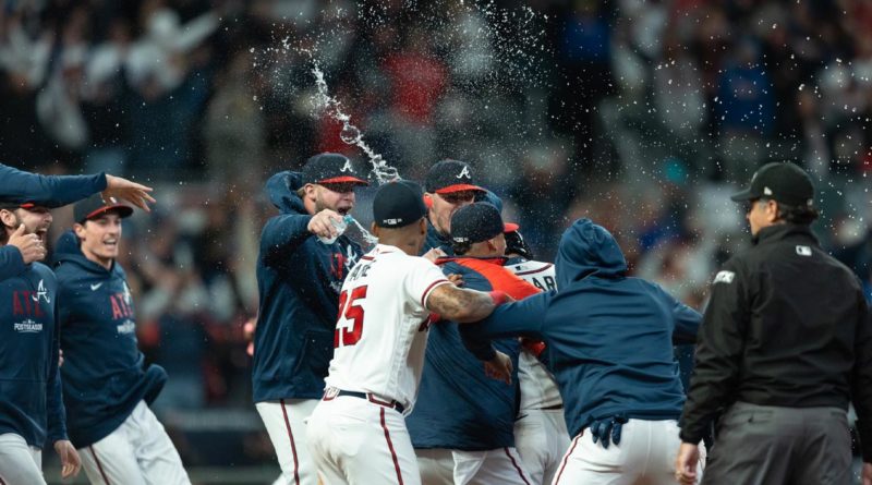 Jugadores de los Bravos de Atlanta celebra su victoria ante Los Dodgers.