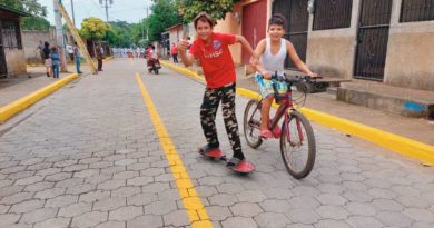 Niños jugando en las calles inauguradas por la Alcaldía de Ciudad Sandino