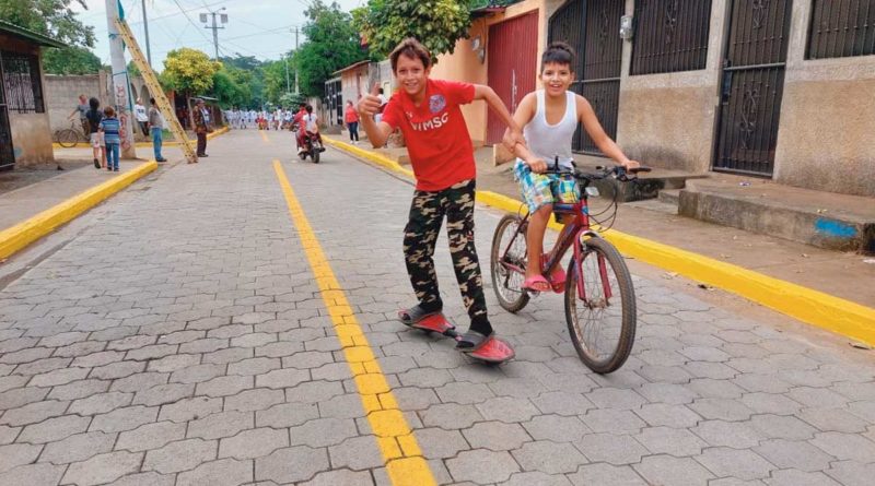 Niños jugando en las calles inauguradas por la Alcaldía de Ciudad Sandino