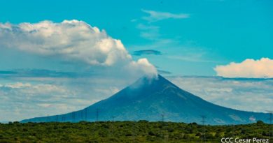 Cielo parcialmente nublado en el occidente del país, con una hermosa vista del Volcán Momotombo.