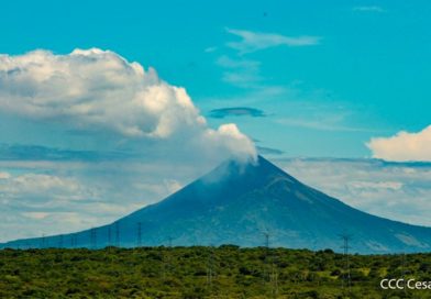 Cielo parcialmente nublado en el occidente del país, con una hermosa vista del Volcán Momotombo.