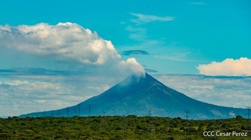 Cielo parcialmente nublado en el occidente del país, con una hermosa vista del Volcán Momotombo.