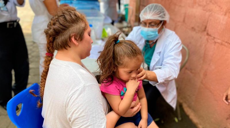 Médicos del Ministerio de Salud de Nicaragua brindando atención médica a familias de Montoya en Managua.