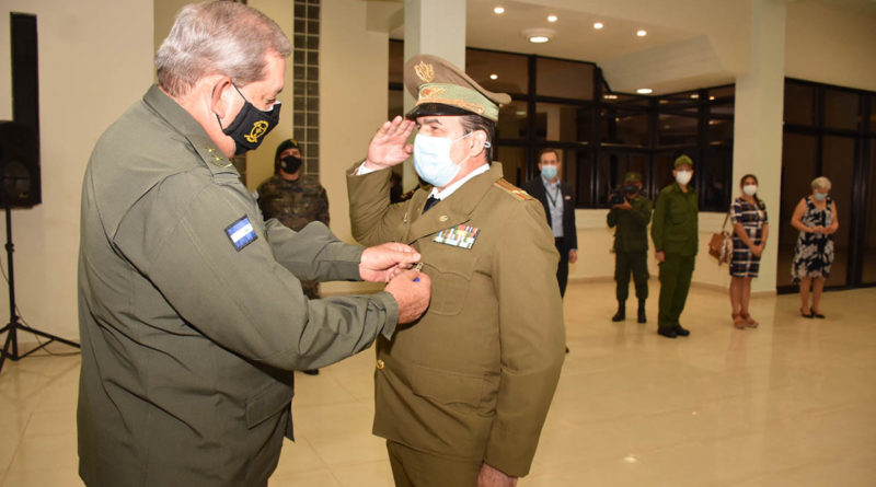 Ejército de Nicaragua condecora al Coronel Arnaldo Calaña Artíz, Agregado Militar, Naval y Aéreo a la Embajada de la República de Cuba
