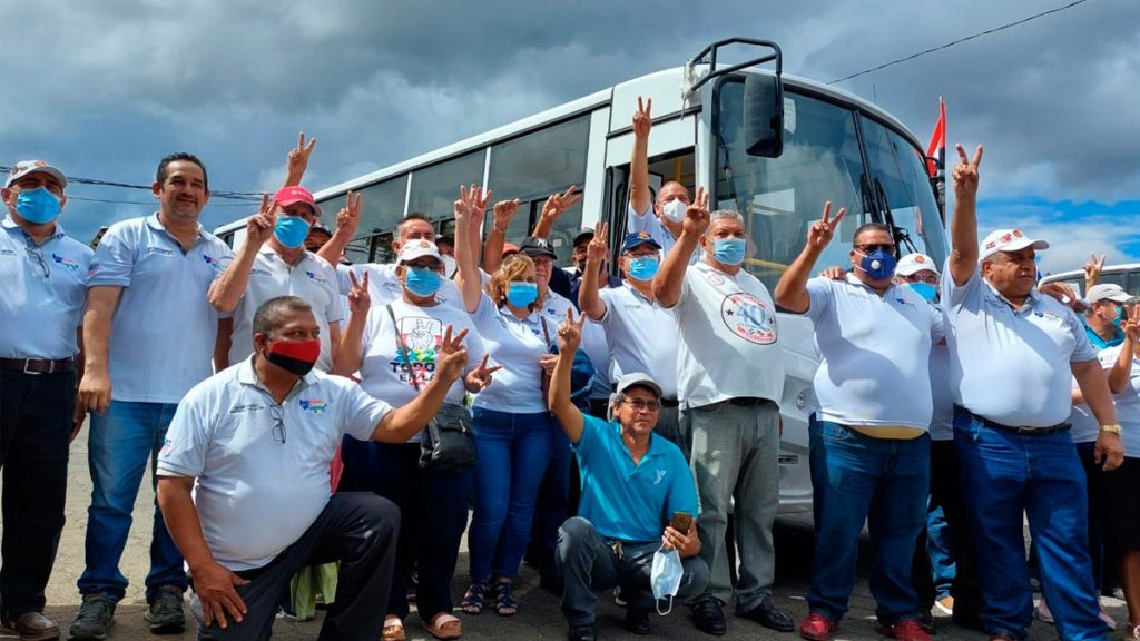 Empresarios de las cooperativas de transporte "Parrales Vallejos" y "21 de Enero" luego de la firma de contrato para adquisición de nuevos buses rusos.