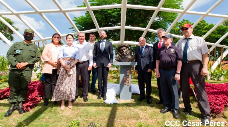 Develación de busto del cosmonauta ruso Yuri Gagarin en el parque de La Paz de Managua