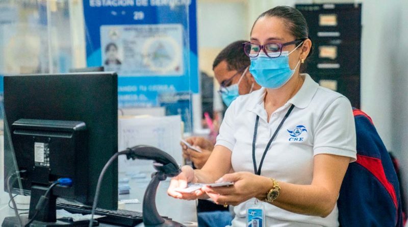 Trabajadora del Consejo Supremo Electoral escanea cédulas de identidad