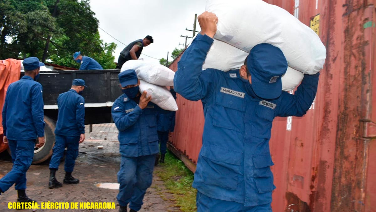 Durante el descargue de la ayuda humanitaria, se emplearon fuerzas y medios del Distrito Naval Caribe, quienes cumplieron con las medidas de protección orientadas por el Ministerio de Salud (MINSA), para prevenir el contagio de la COVID-19.