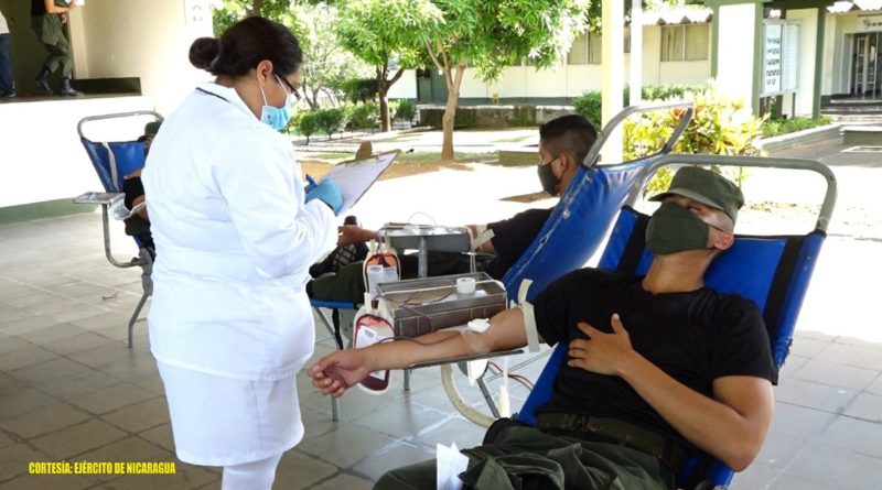 Efectivo militar durante jornada de donación de sangre