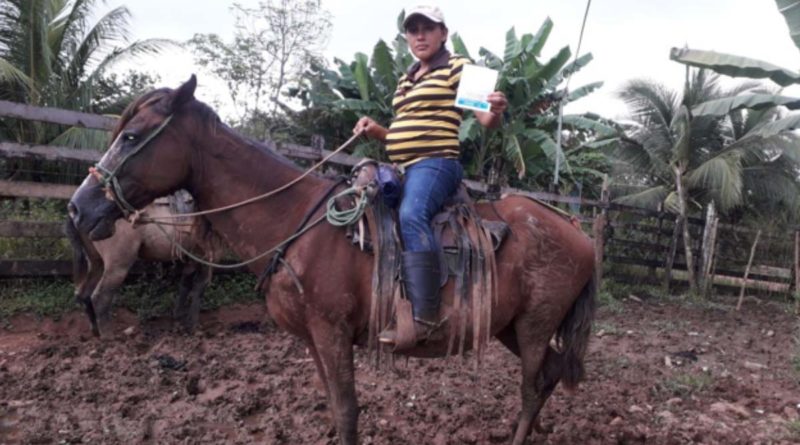 Embarazada viajó más de 1 hora en caballo para recibir vacuna contra el Covid-19 en El Tortuguero