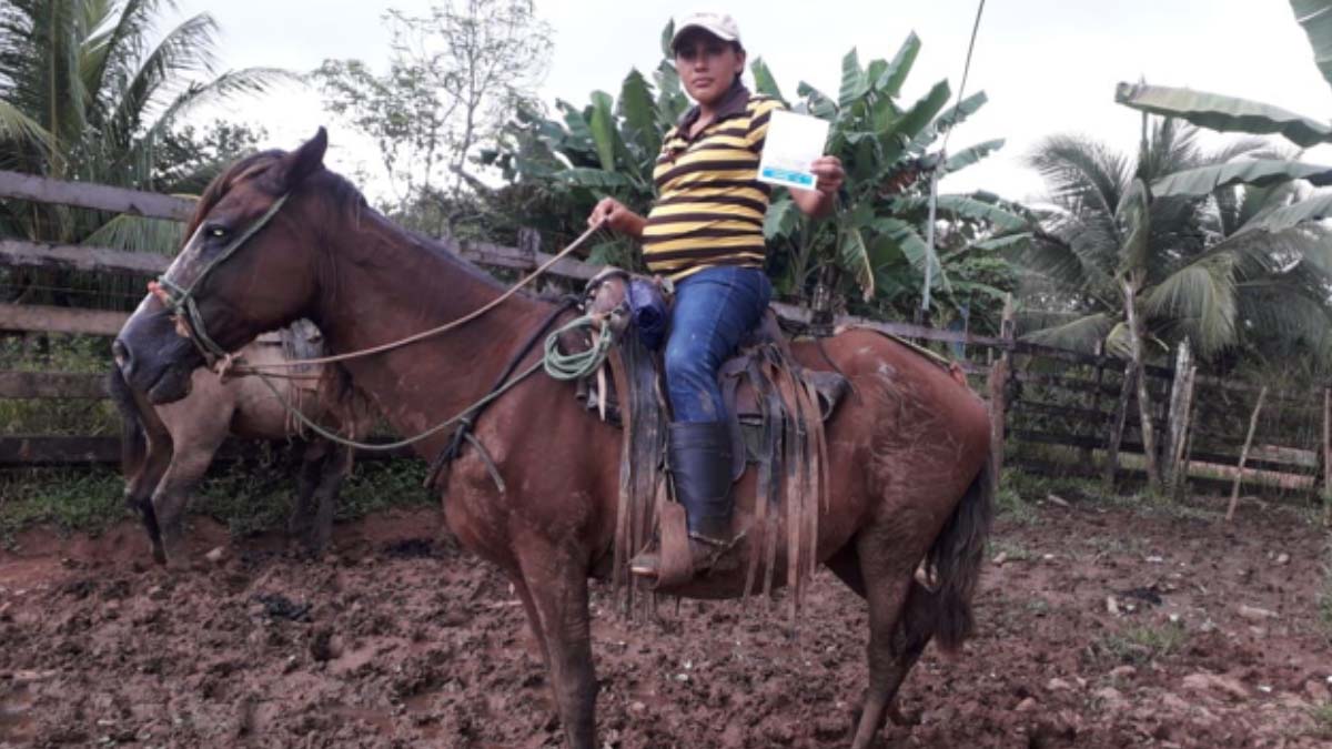 Embarazada viajó más de 1 hora en caballo para recibir vacuna contra el Covid-19 en El Tortuguero
