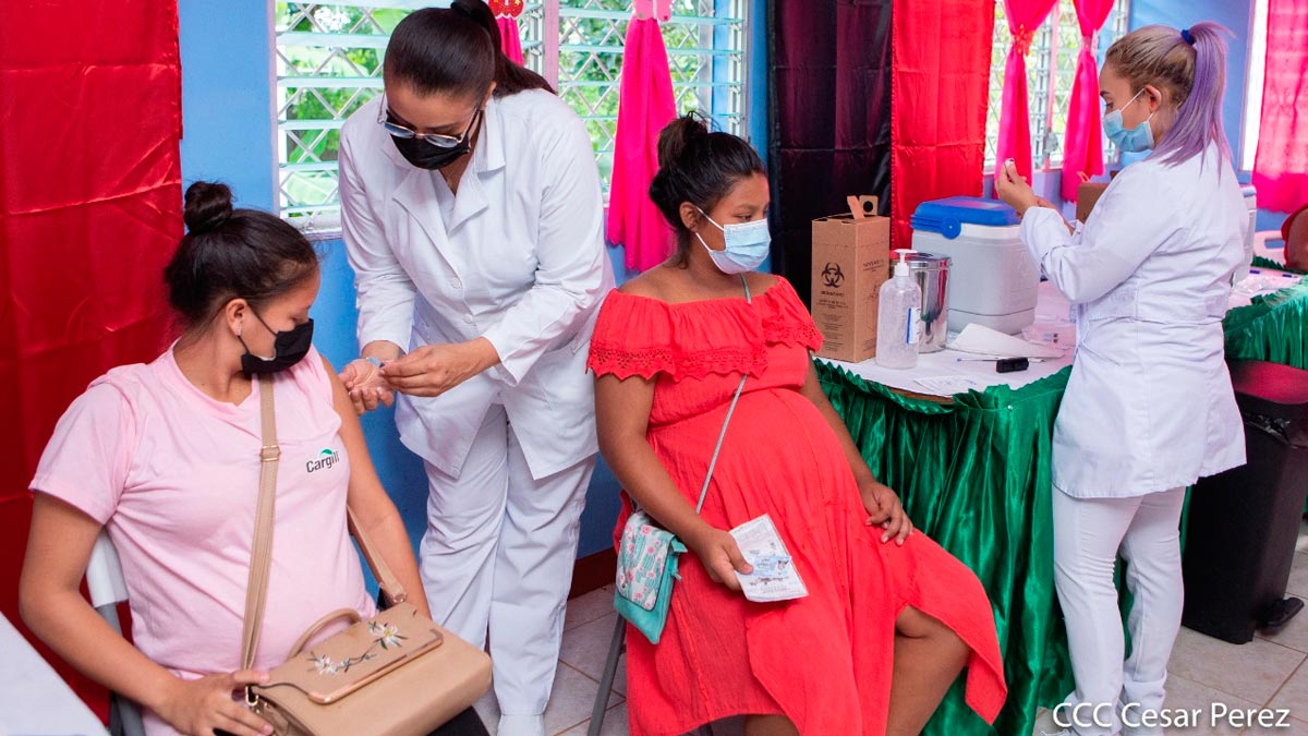 Mujeres embarazadas siendo vacunadas contra la COVID-19 en Nicaragua