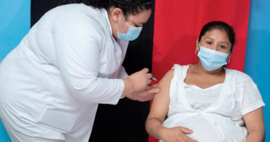Personal médico del Ministerio de Salud aplica vacuna contra el Covid-19 a una mujer embarazada