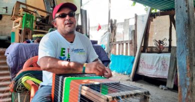 Abelardo Francisco Muñoz, emprendedor no vidente, elaborando artesanías en Corinto, Chinandega
