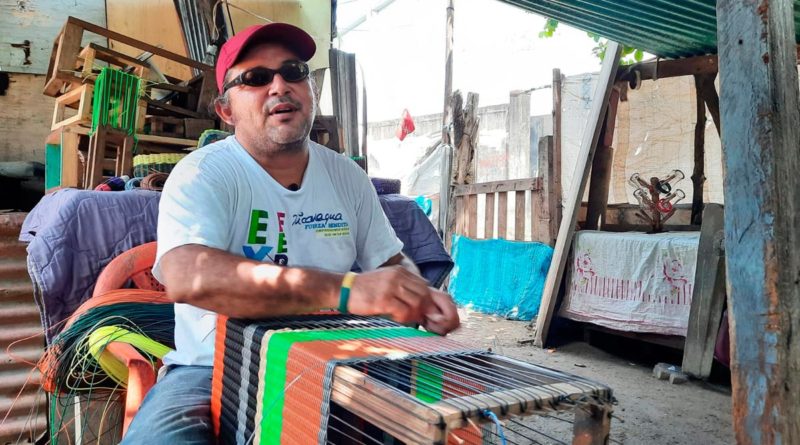 Abelardo Francisco Muñoz, emprendedor no vidente, elaborando artesanías en Corinto, Chinandega