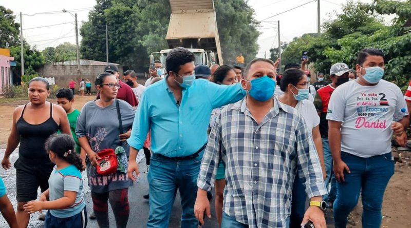 Compañero Fidel Moreno junto a la población en la Comarca Sabana Grande.