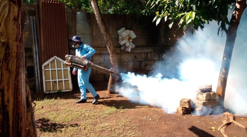 Personal del Ministerio de Salud de Nicaragua fumigando una vivienda del barrio San Isidro de la Cruz Verde de Managua