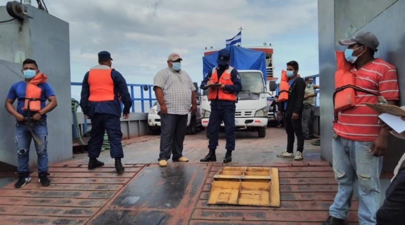 Efectivos militares de la Fuerza Naval durante la inspección a embarcaciones y flota pesquera industrial que zarparon en los principales puertos marítimos.