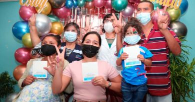 Autoridades del Ministerio de Salud junto a personas tras vacunarse contra el covid-19