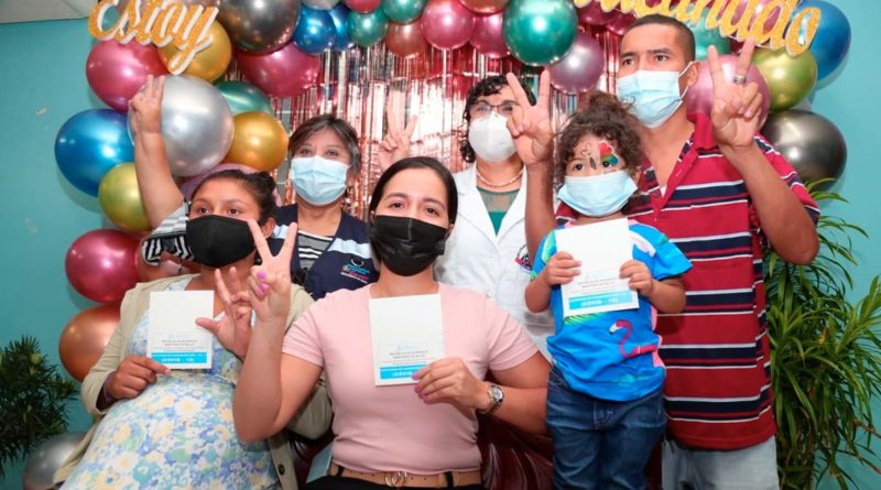 Autoridades del Ministerio de Salud junto a personas tras vacunarse contra el covid-19
