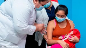 Madre lactante siendo vacunada contra la COVID-19 en Nicaragua.