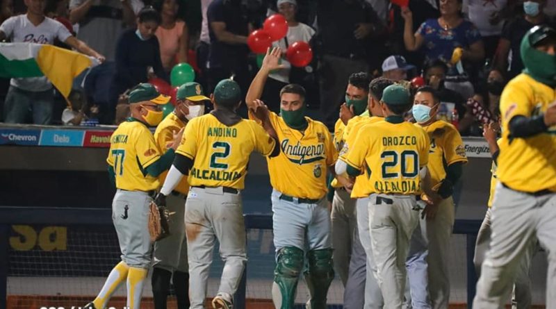 Jugadores de los Indígenas de Matagalpa celebrando su triunfo ante León en el Pomares.