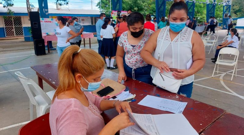 Docente en el Colegio Público Experimental México de Managua realizando matricula para el curso escolar 2022.