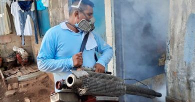 Brigadista del MINSA realiza fumigación en una casa del barrio Andrés Castro