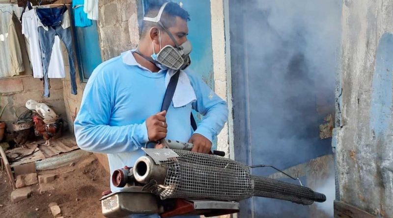 Brigadista del MINSA realiza fumigación en una casa del barrio Andrés Castro