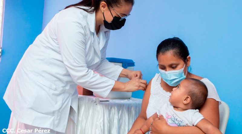 Enfermera del Ministerio de Salud de Nicaragua vacunando a una embarazada contra la COVID-19