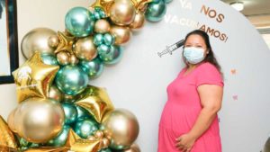 Mujer embarazada tras recibir la vacuna contra el Covid-19
