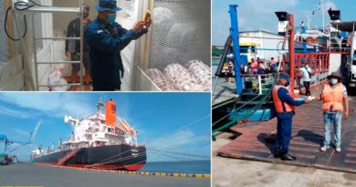 Efectivos de la Fuerza Naval del Ejército de Nicaragua realizando inspección y seguridad a embarcaciones y flota pesquera industrial