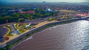 Vista aérea del Paseo Xolotlán en Managua que demuestra el avance de la Economía en Nicaragua.