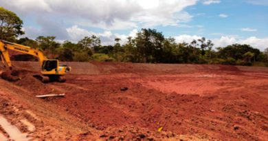 Maquinaria de ENACAL en la construcción del Sistema de Alcantarillado Sanitario y Planta de Tratamiento de las Aguas Residuales en la Ciudad de Nueva Guinea.