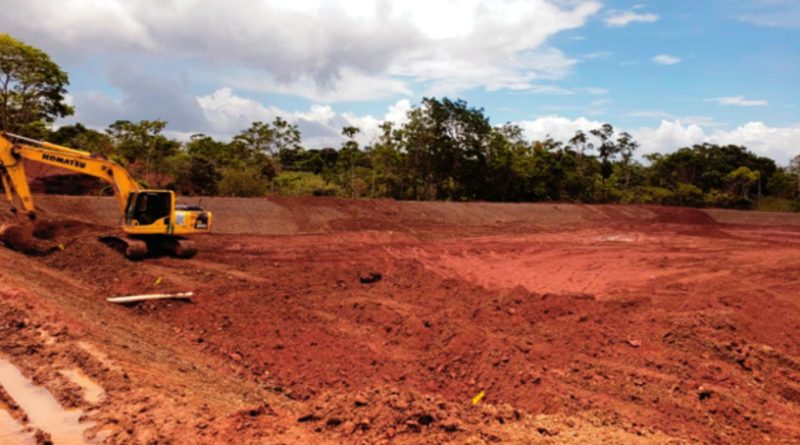 Maquinaria de ENACAL en la construcción del Sistema de Alcantarillado Sanitario y Planta de Tratamiento de las Aguas Residuales en la Ciudad de Nueva Guinea.