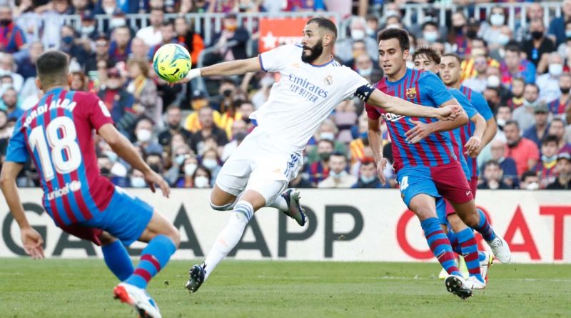 Jugadores del Real Madrid y Barcelona durante el Clásico Español