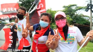 Nicaragüenses simpatizantes del Frente Sandinista con banderas rojinegras en sus manos.