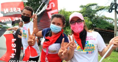 Nicaragüenses simpatizantes del Frente Sandinista con banderas rojinegras en sus manos.
