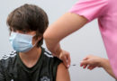 Personal médico aplicando vacuna a un menor de edad