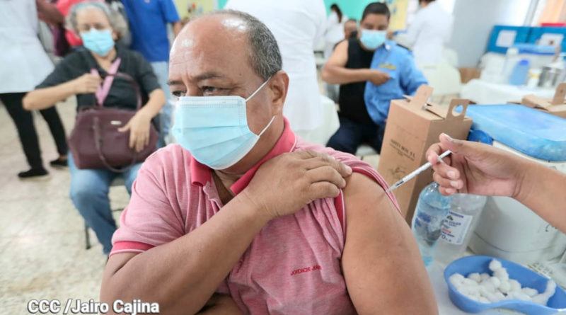 Personal médico del Ministerio de Salud aplica vacuna a mayores de 30 años en Managua