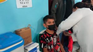 Adolescente siendo vacunado contra la COVID-19 en Juigalpa, Chontales, Nicaragua.